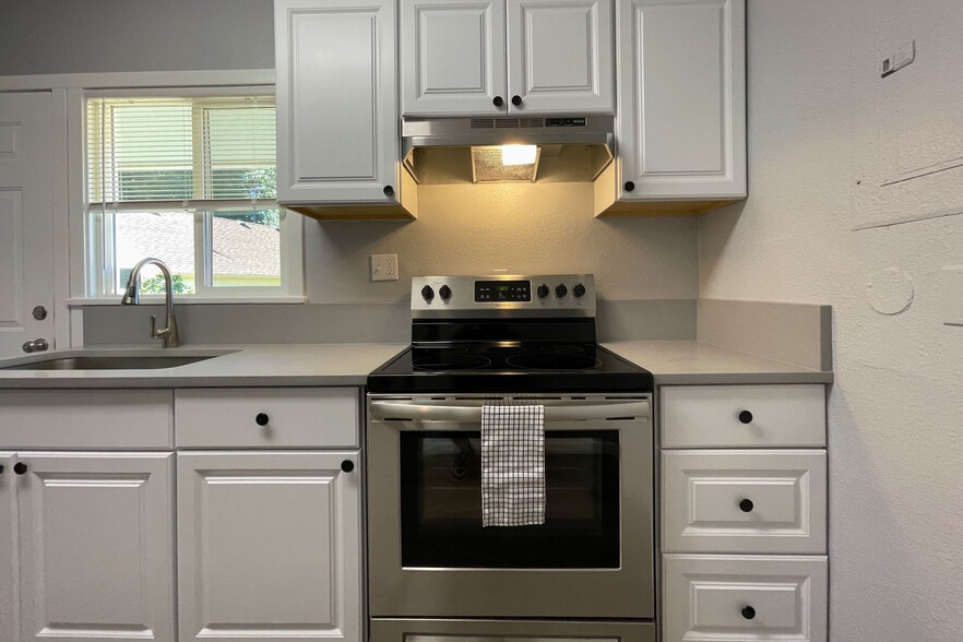 Building Photo - 2102 W 28th St