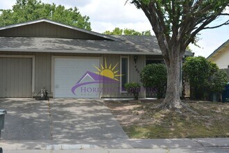 Building Photo - 4821/4823 Mary Kate Dr