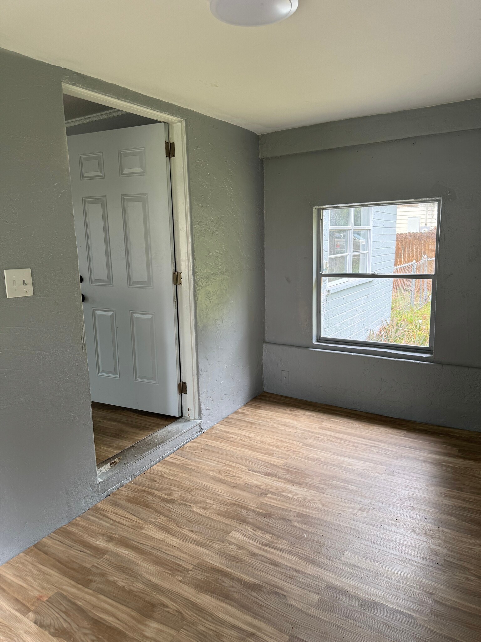 Building Photo - 605 Center Ave