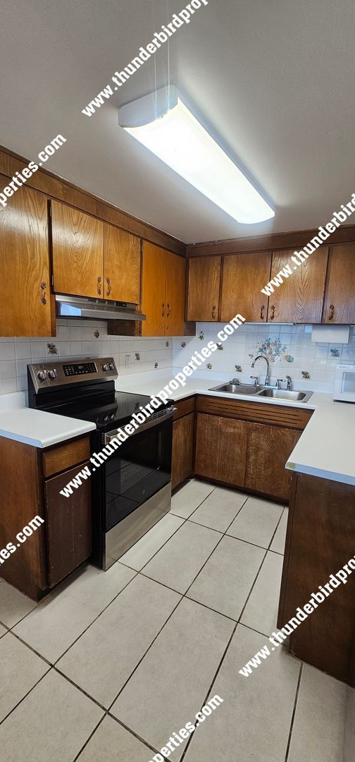 Building Photo - Charming 3 Bedroom, 2 Bathroom, 1500 Sq Ft Apartment with amazing balcony views of Albuquerque an...