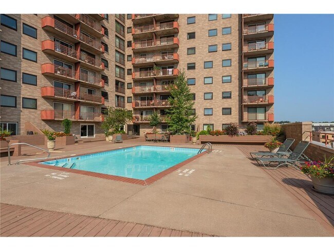 Building Photo - 66 9th St E