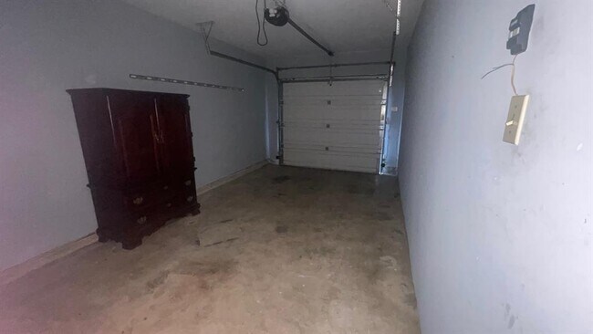 Building Photo - 9238 Golden Sunshine Dr