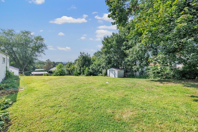 Building Photo - 19 Sunset Dr