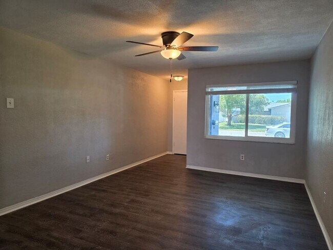 Building Photo - 2 Bedroom 1.5 Bath in the Desirable Disston Heights Neighborhood
