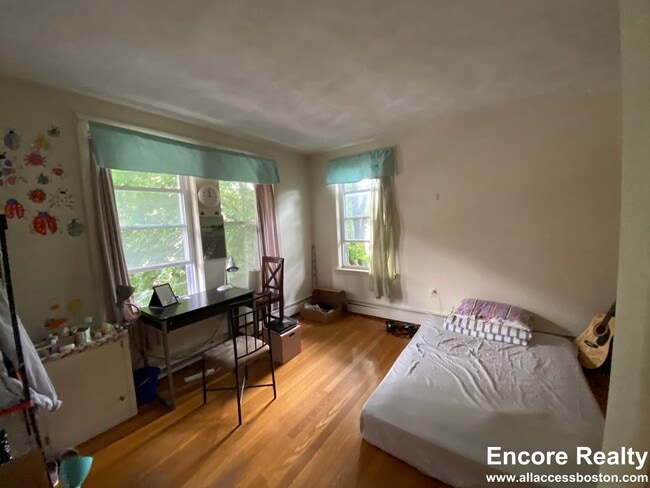 Building Photo - 310 Tappan St