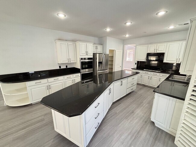 Building Photo - Elegant 4Bed/5Bath/3Car gated residence located near Silverado Ranch