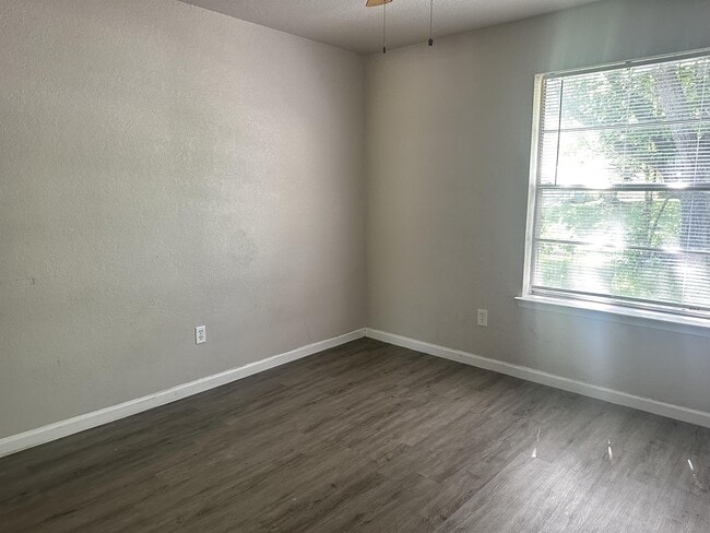 Building Photo - 1554 Willowbrook St
