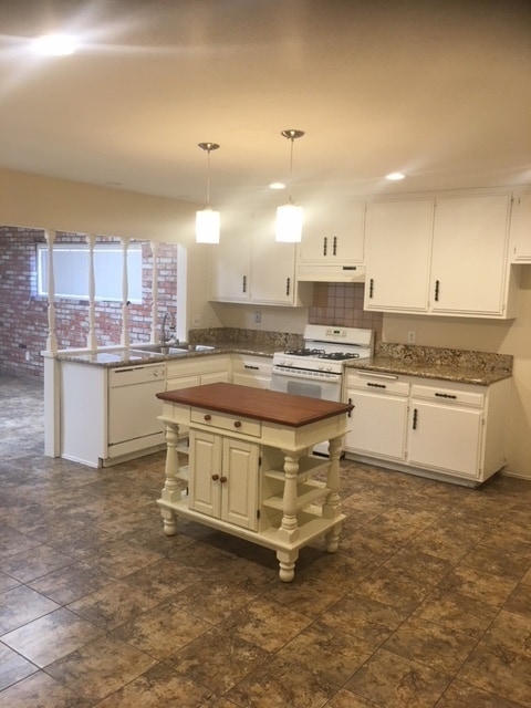 Building Photo - Single story 4/2bath home with large patio...