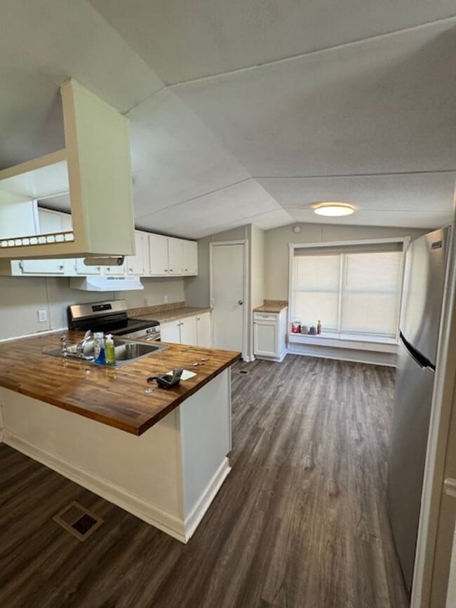 Building Photo - 2 bedrooms, 1 full bath located on a quiet lot. 1 story living with a great open floor plan. Very...