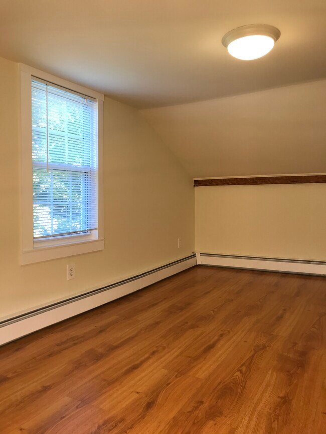 bedroom - 49 School St