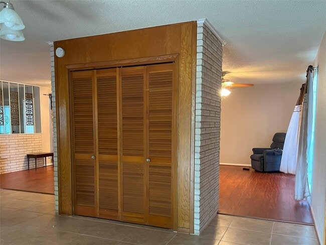 Building Photo - 401 Oakhill Dr