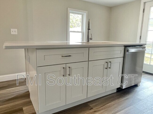 Building Photo - 253 Yantic St