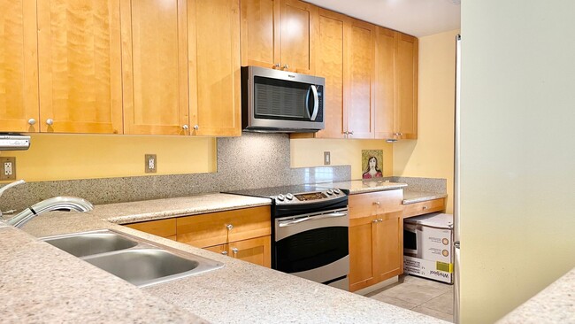 Building Photo - Gated Community in Hawaii Kai! Colony at P...