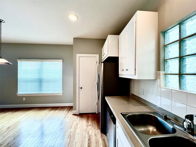 Building Photo - 3731 Main Poplar Dr