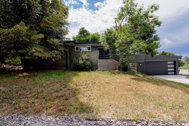 Building Photo - Chic 3BD, 3BA Mid-Century Home in Wheat Ri...