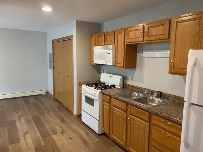 Building Photo - 406 Hickory Cir