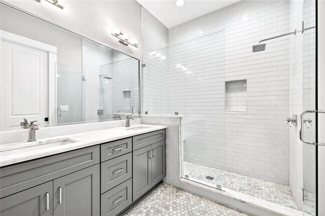 Building Photo - 523 Irwin St NE