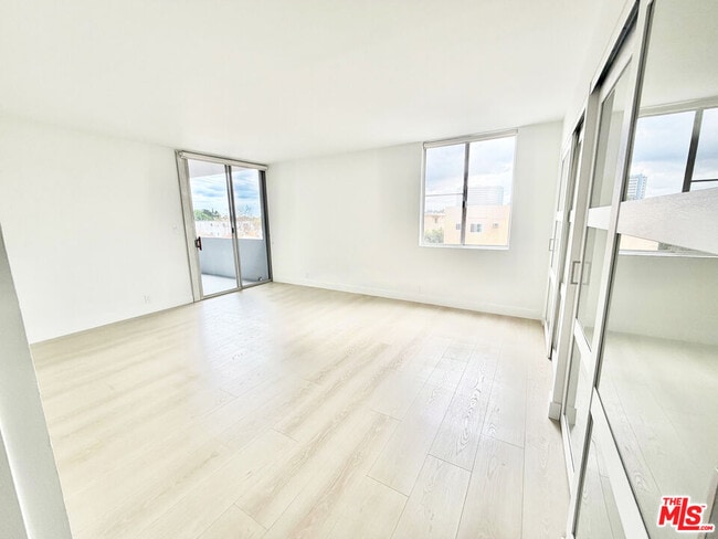 Building Photo - 468 S Roxbury Dr