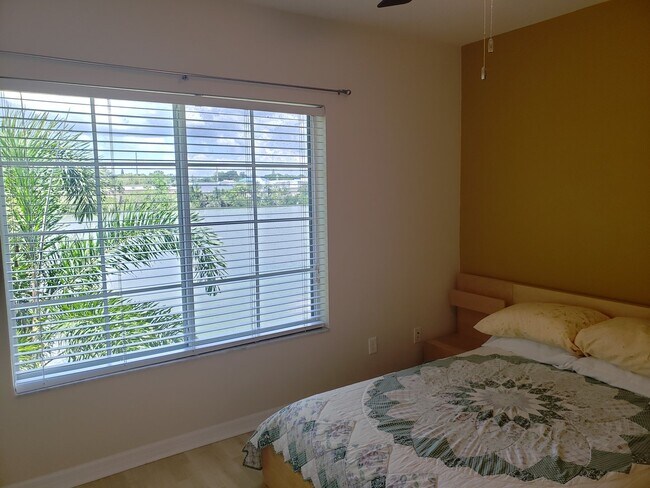 Building Photo - Lakeside Village Townhouse 2 Bedroom  2.5 Bath Available for Short-Term Rental