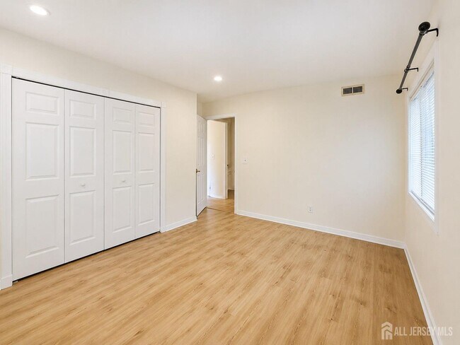 Building Photo - 2112 Sayre Dr