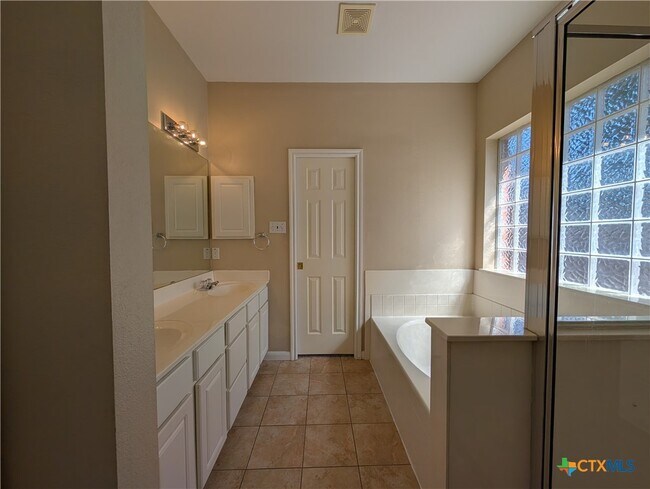 Building Photo - 947 River Rock