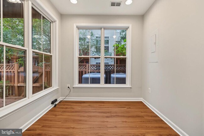 Building Photo - 5256 Bessley Pl