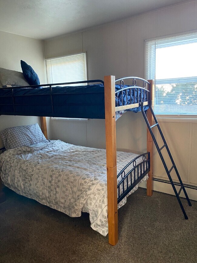 Building Photo - 4 bedroom - Hartsock