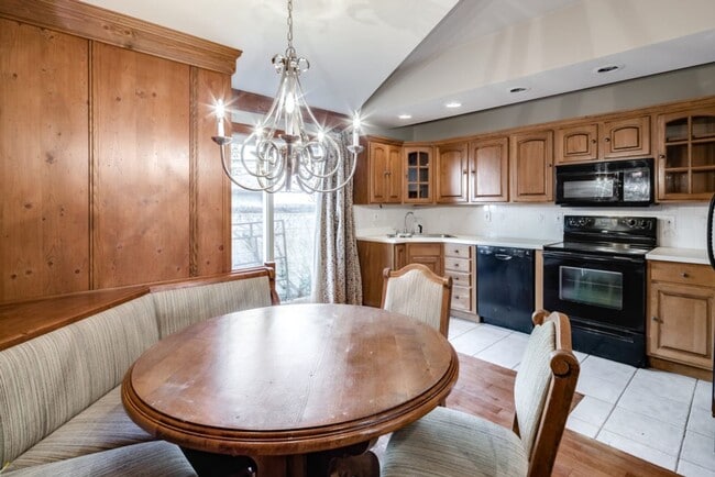Building Photo - Spacious Three Bedroom Graduate Hospital Home w/ Roof Deck!