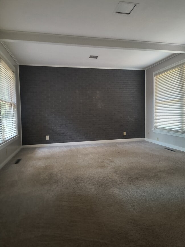 Building Photo - 2 Southern Pines Dr