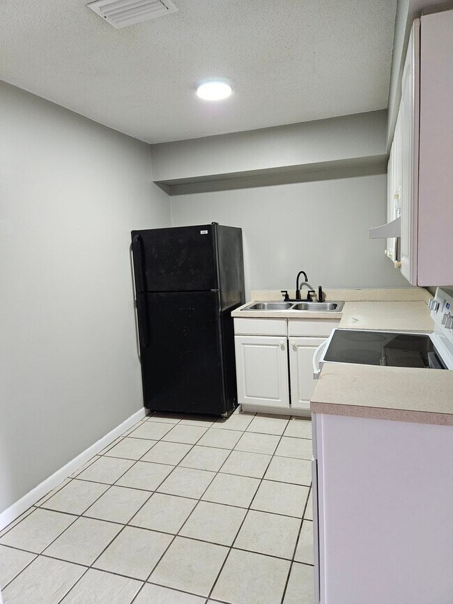 Building Photo - 1 BEDROOM 1 BATH NEWLY RENOVATED CONDO