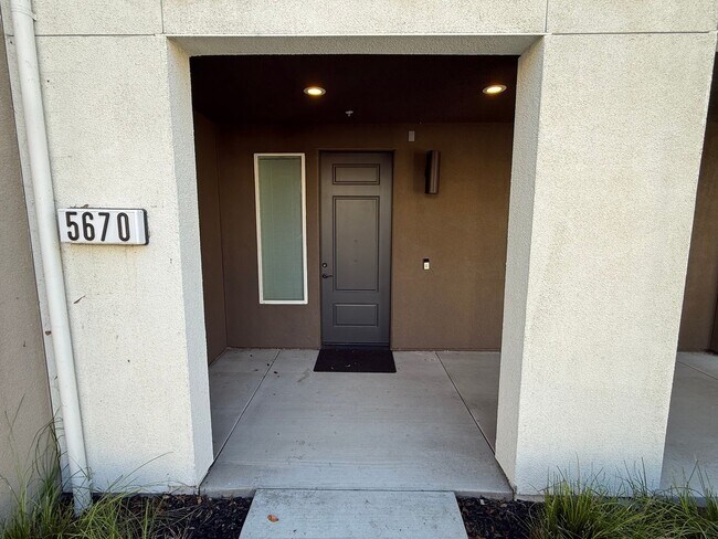 Building Photo - 4BD/3.5B Home in Dublin's Boulevard Community, a Stone's Throw Away From Persimmon and Hacienda!