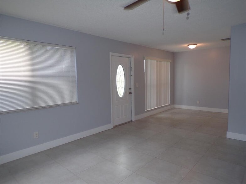 Building Photo - 2725 SW 9th St