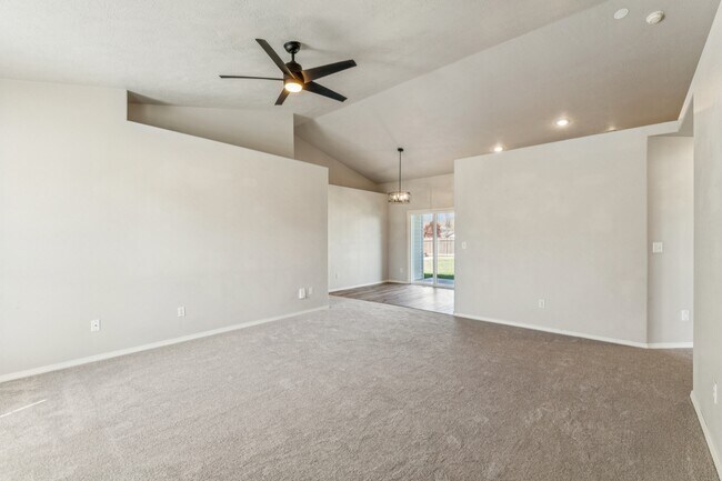 Building Photo - 8210 Waterside Ave