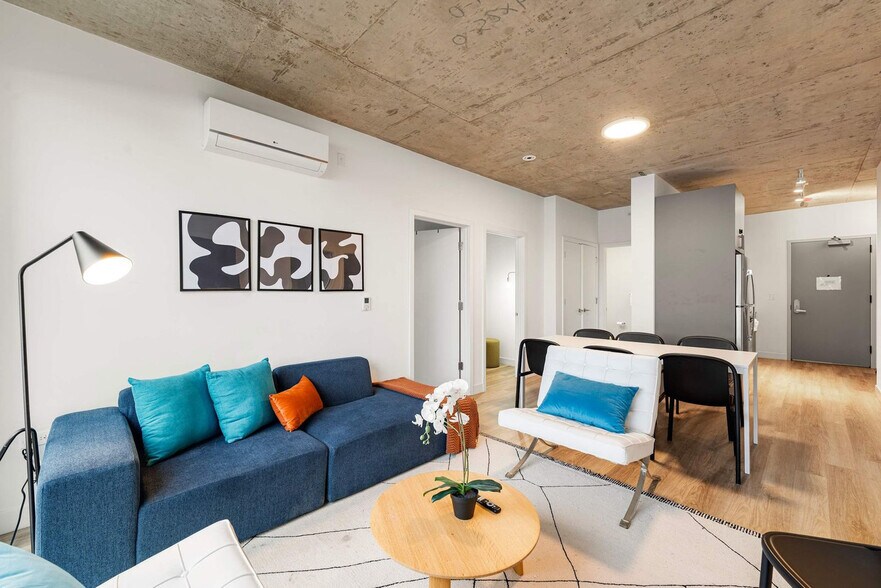 Building Photo - 853 W Blackhawk St