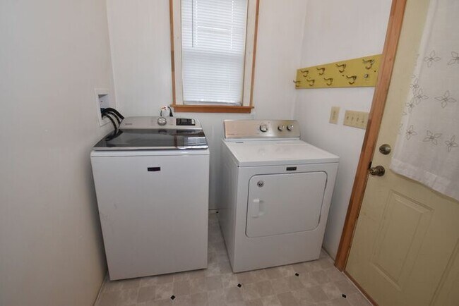 Building Photo - River Park Charming 3 bedroom Single Famil...