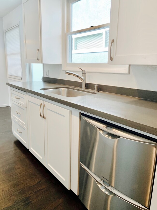 Building Photo - 710 Bay St