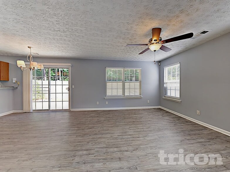 Building Photo - 1202 W Oaks Way