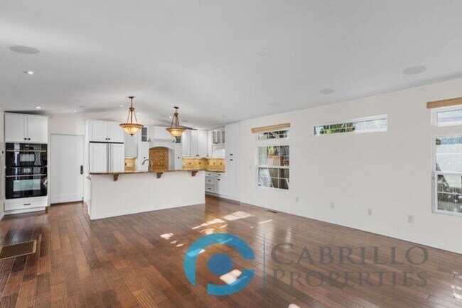 Building Photo - 7940 La Jolla Shores Dr