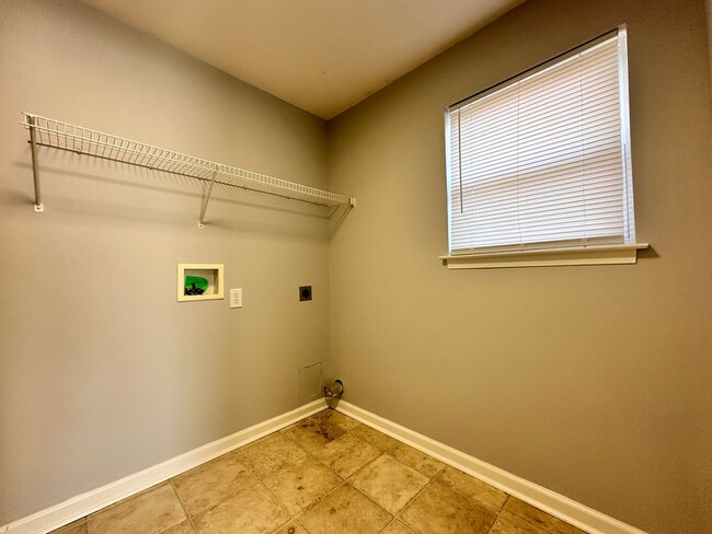 Building Photo - Three-Bedroom Ranch Close to Downtown