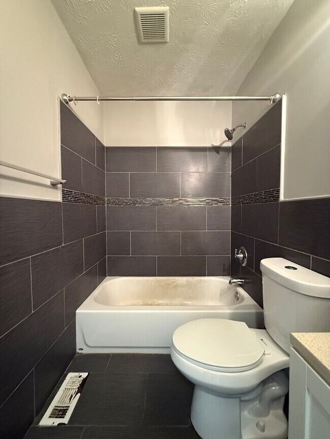 Building Photo - FOR RENT - 3 Bed 2 Bath House in South Nash - Pet Friendly