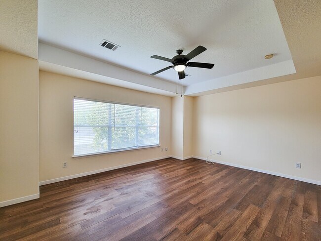 Building Photo - 11147 Carriage Lake Dr