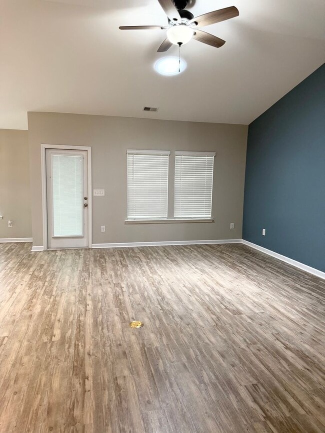 Building Photo - BEAUTIFUL 3 bedroom / 2 bathroom home available NOW!