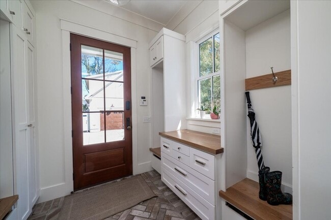 Building Photo - Fully Furnished Home In The Groves