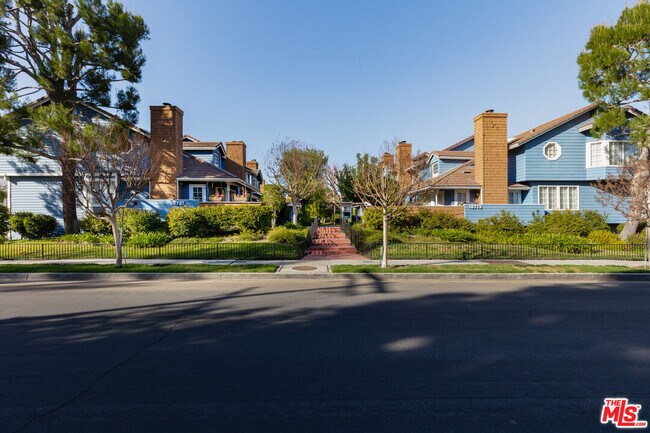 Building Photo - 18721 Hatteras St