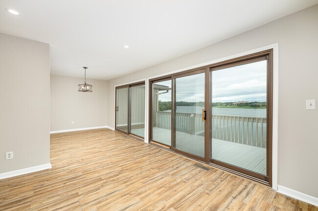 Building Photo - 893 Cliffs Dr