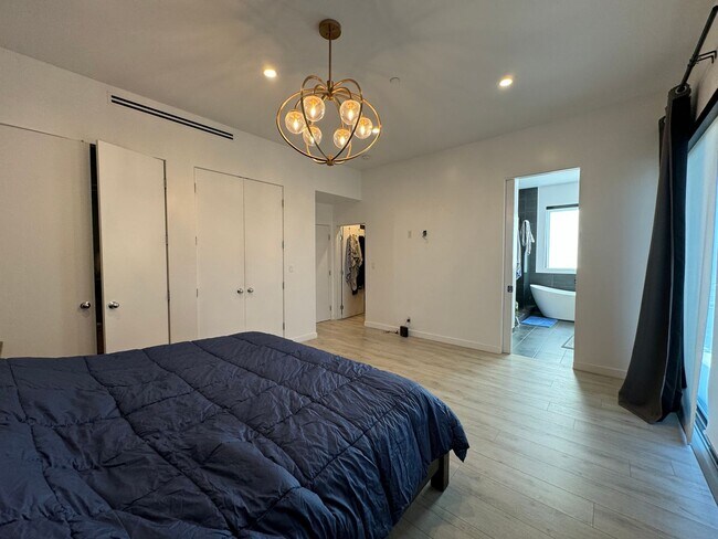 Building Photo - Five Bedroom/Four Bathroom Luxury House in Koreatown