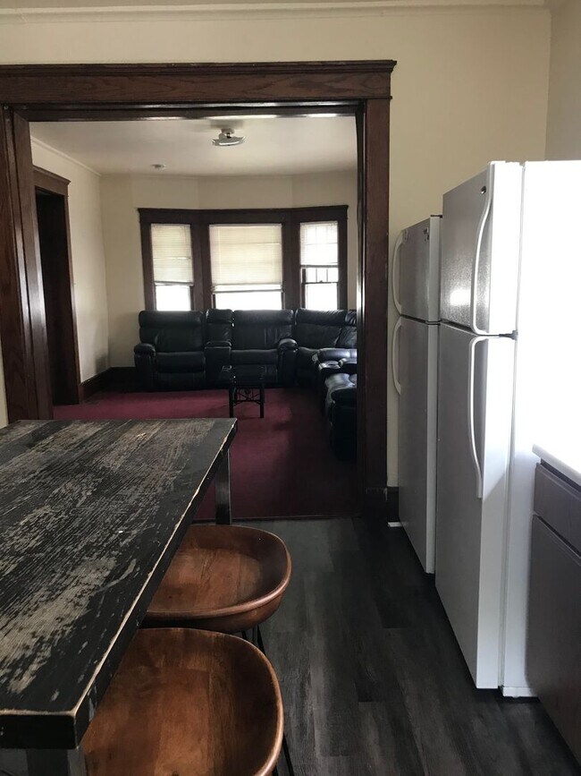 Building Photo - 7 Bedroom 3 Bathroom Unit with Updates! Available August 2026