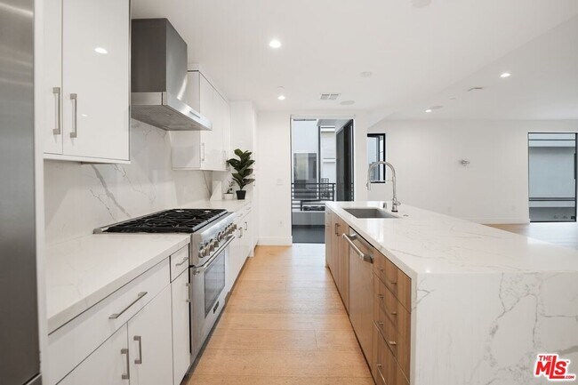 Building Photo - 735 N Gramercy Pl