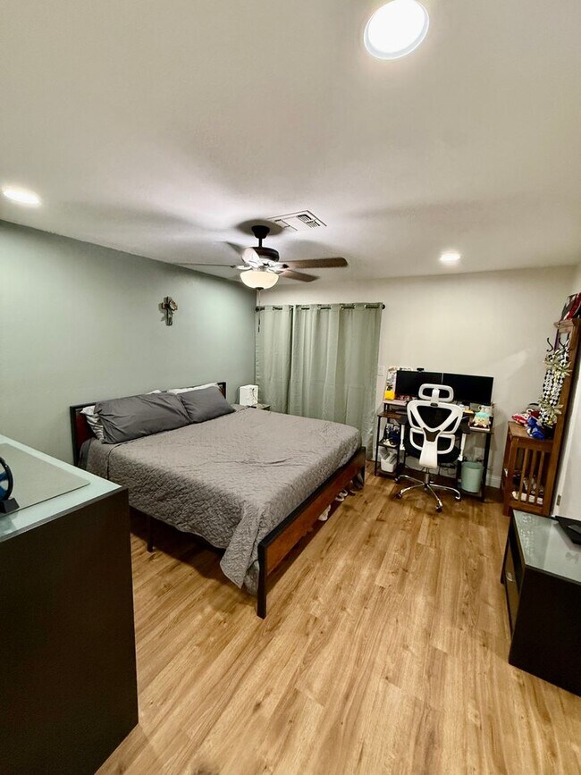 Building Photo - Beautifully 4-bedroom, 2.5-bathroom Condo—ready and waiting for you!