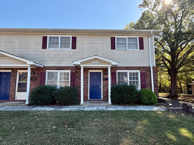 Building Photo - Two bedroom, 1.5 bath in Graham--McAden Place
